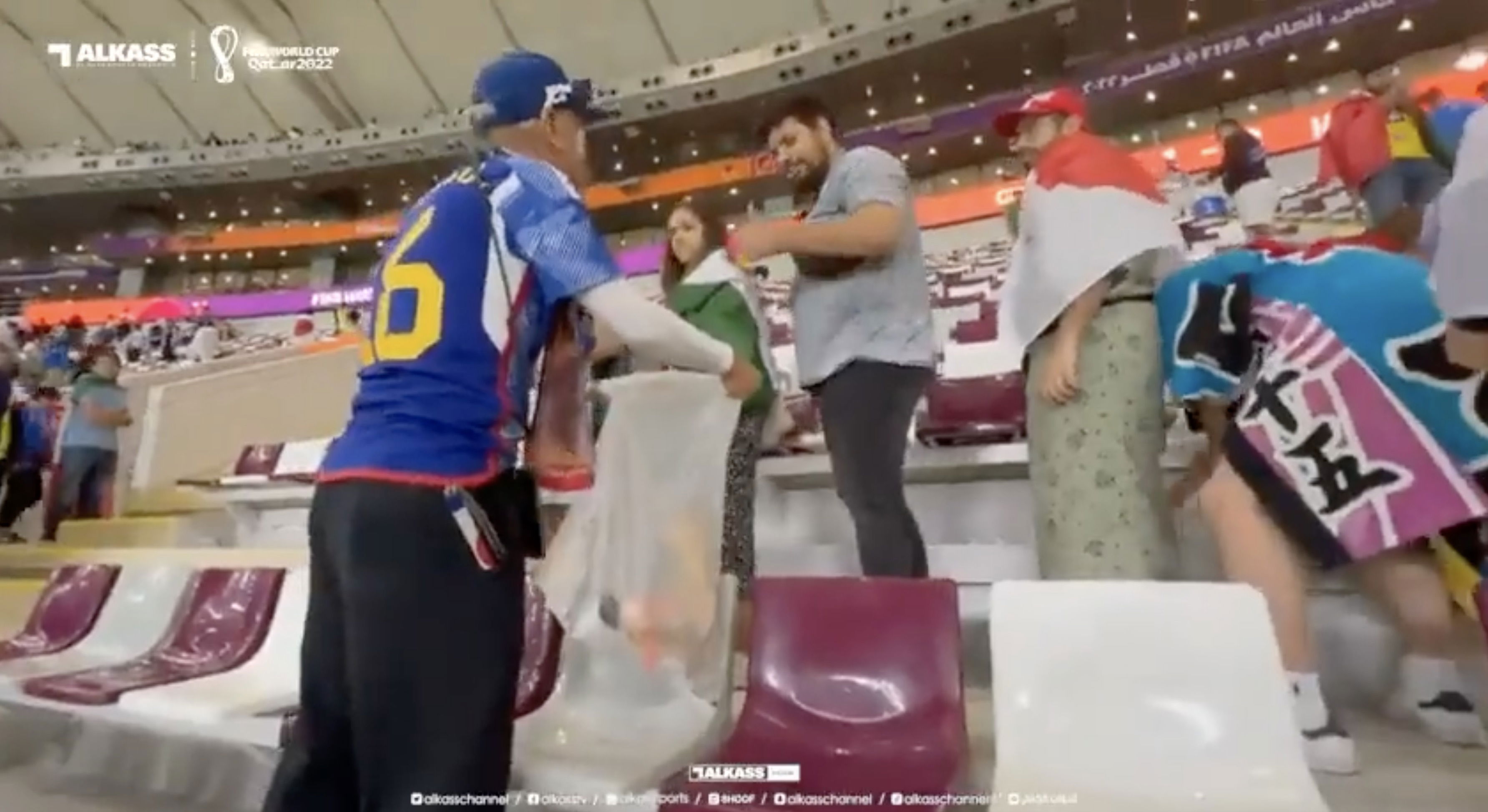 Tifosi giapponesi puliscono stadio Qatar