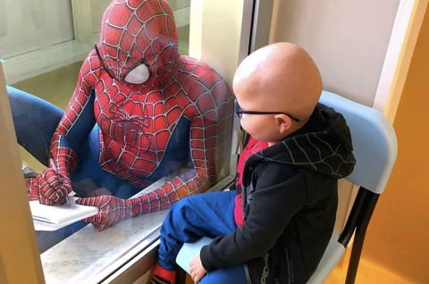 “È un superpotere essere vulnerabili”: così Mattia Villardita è diventato Spiderman per i bambini preview
