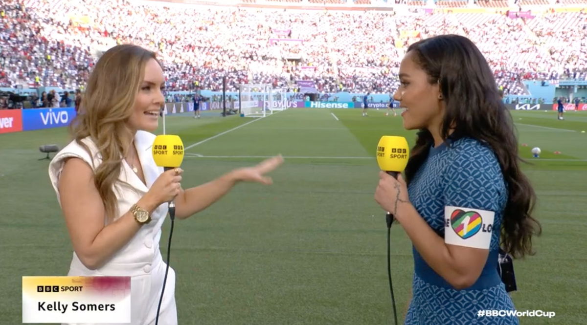 Il coraggio dell’ex calciatrice inglese Alex Scott in diretta con la fascia arcobaleno article-post