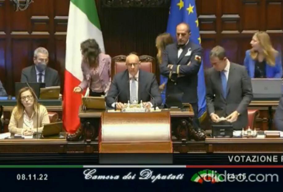 La nuova crociata linguistica di FdI: “Non si dice ‘dispenser’, ma dispensatore: alla Camera si parla italiano” article-post