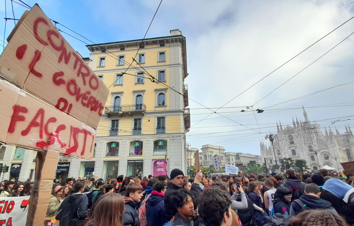 Oggi gli studenti sono scesi in piazza in venti città contro il Governo Meloni article-post