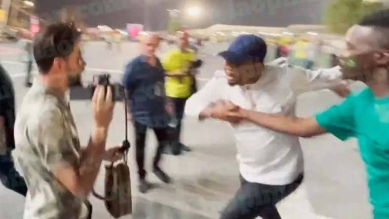 Samuel Eto’o prende a calci e pugni uno youtuber in Qatar | VIDEO