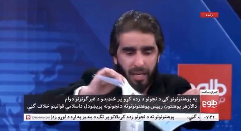 “Se mia sorella e mia madre non possono studiare, questi non mi servono più”, la protesta del professore afghano che strappa i suoi diplomi | VIDEO preview