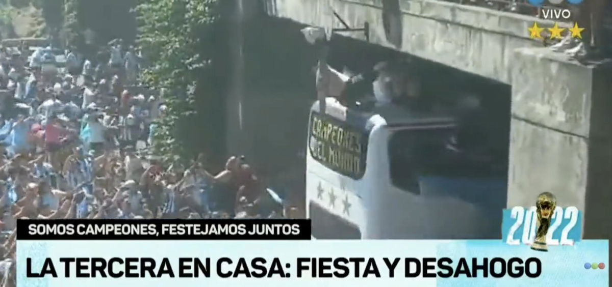Il tifoso argentino che si lancia da un ponte per saltare sul pullman dei calciatori | VIDEO article-post