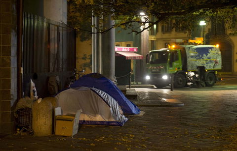 Mamma 23enne senzatetto costretta a non riconoscere il neonato, Roccella: “Troppe rinunciano per povertà” preview