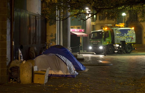 Mamma 23enne senzatetto costretta a non riconoscere il neonato, Roccella: “Troppe rinunciano per povertà” preview