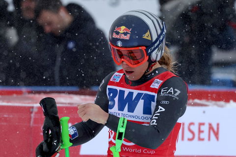 Sofia Goggia “miracolosa”: vince a St.Moritz con una mano rotta | VIDEO preview