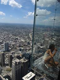 Chicago: lo skydeck, il balcone di vetro a 412 metri di altezza si crepa sotto i piedi di una famiglia article-post