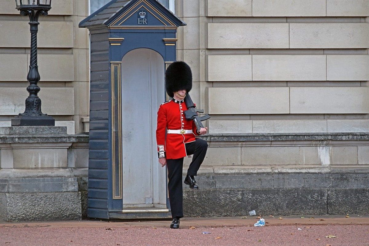 Isis, allarme per un possibile attentato alle guardie della regina Elisabetta article-post