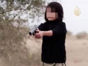 Isis, bambino spara a due uomini con le mani legate: c’è il video article-post