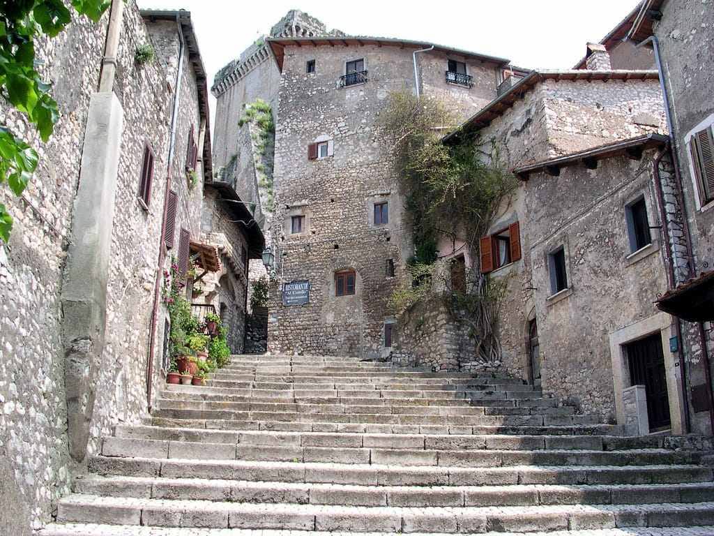 Sermoneta: un antico borgo del Lazio article-post