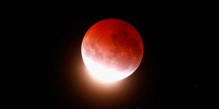 Astronomia e spettacolo celeste: analisi del fenomeno della Luna di Sangue article-post