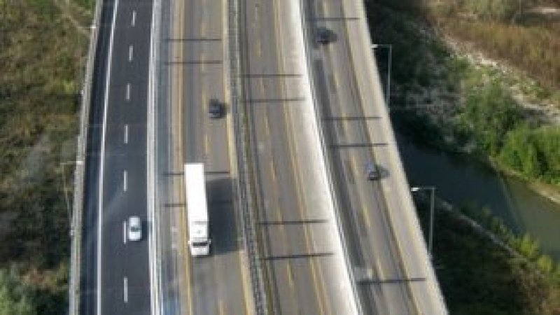 Panico in A14, si stacca del calcestruzzo da un ponte article-post
