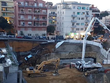 Crolla una strada a Roma: 6 auto inghiottite article-post