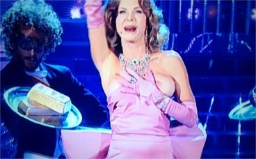 Veronica Maya va “fuori di seno” cantando “Material Girl” di Madonna – VIDEO article-post
