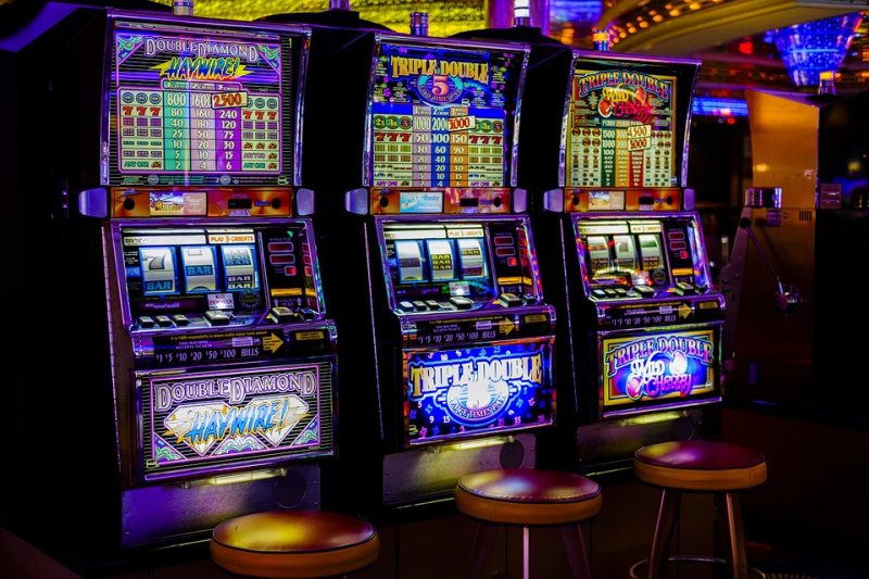 A 12 anni gioca alle slot, chiusa la sala e maxi multa article-post