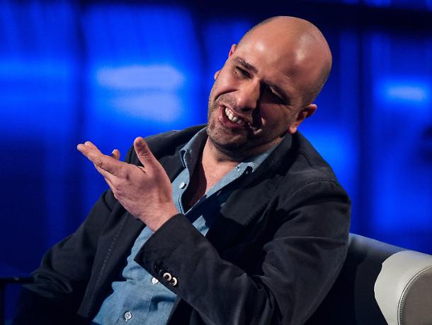 Checco Zalone: ” Impossibile pensare che io possa essere razzista” article-post
