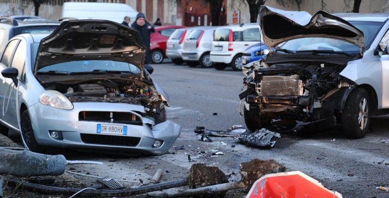 Suv fuori controllo travolge tre ragazzi: un morto. article-post