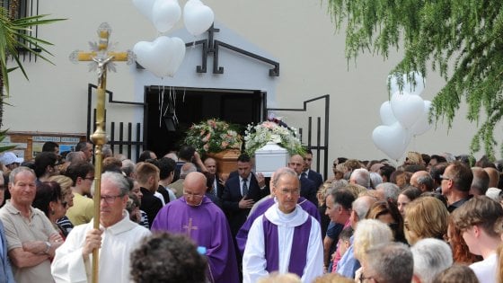 Francavilla, palloncini bianchi e chiesa gremita per l’ultimo saluto a Marina e Ludovica article-post