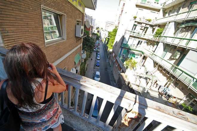 Napoli: si lancia dal ponte, passanti le salvano la vita article-post