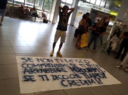 L’aspetta all’aeroporto con uno striscione article-post