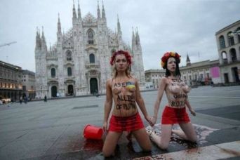 Femen a Milano. Nude e ricoperte di sangue per l’Ucraina. article-post