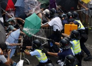 “ Occupy Hong Kong !”: Nuove cariche sulla folla di studenti, cardinali e operai in piazza per la democrazia article-post