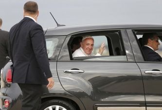 Papa Bergoglio sceglie una Fiat 500 per salutare gli Stati Uniti article-post