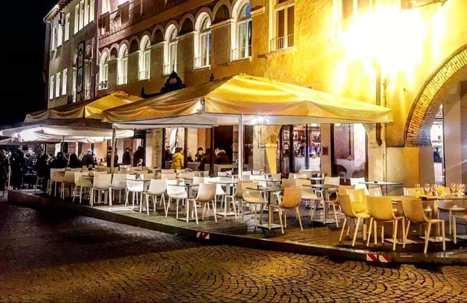 Caffé Municipio; smonta la pedana e trovano un tesoro tra gioielli e monete article-post