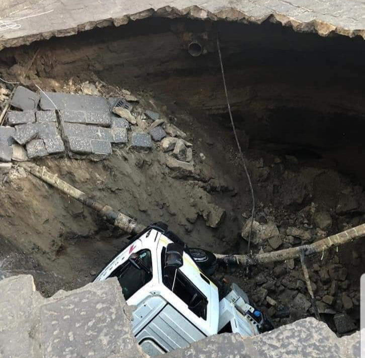 Casoria: voragine in strada inghiotte camion, pericolo per i palazzi article-post