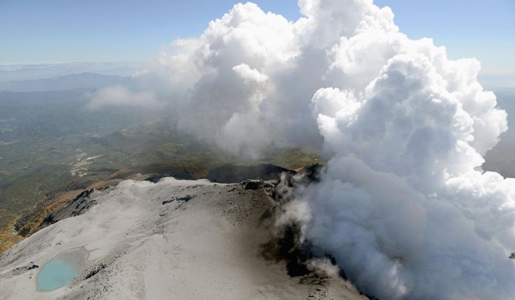 Eruzione del vulcano Kusatsu-Shirane, 16 feriti e un morto article-post