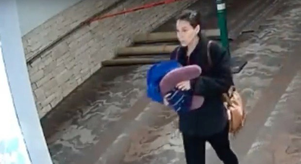 Lascia il figlio all’aeroporto, straziante richiesta di aiuto article-post