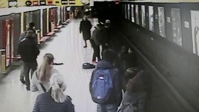 Bimbo cade sui binari della metro, a salvarlo un 18enne article-post