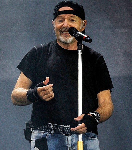 Vasco Rossi torna con il suo nuovo tour: “Canto per restare vivo” article-post
