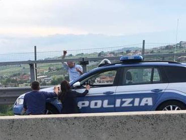Chieti: padre lancia la figlia dal ponte dell’autostrada e si toglie la vita article-post
