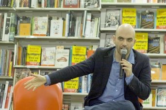 Roberto Saviano torna a Casal di Principe article-post