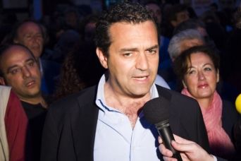 De Magistris rimarrà sindaco di Napoli article-post