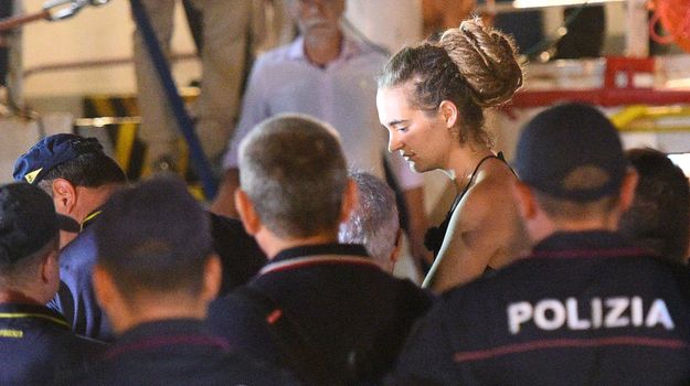 Sea Watch attracca a Lampedusa: la comandante Carola Rackete arrestata article-post