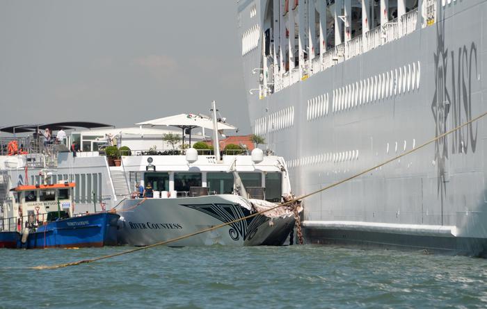 Venezia, incidente tra una nave da crociera e un battello article-post