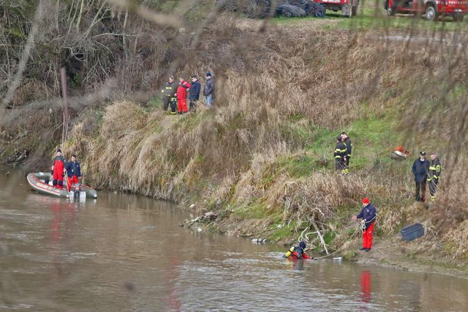 Fa’ a pezzi madre e sorella e le getta nel fiume. article-post