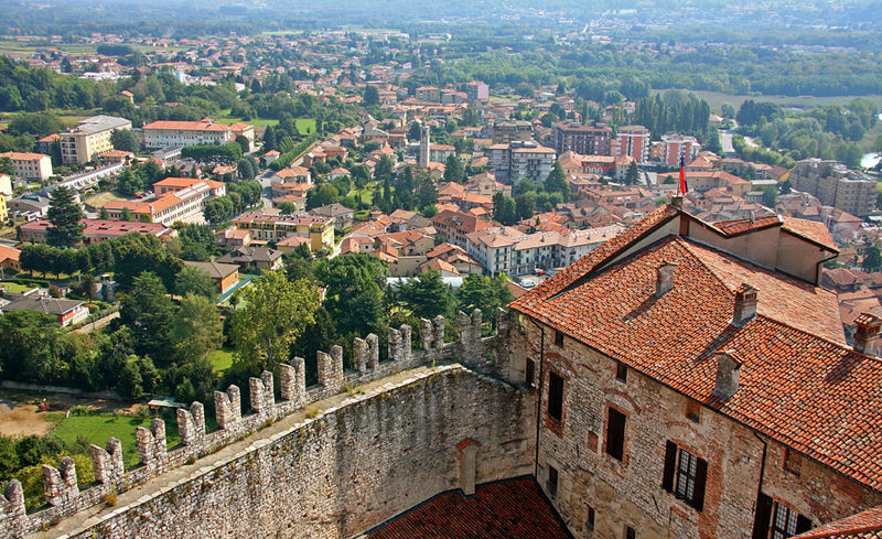 Angera e la Rocca Borromea: sul lago Maggiore article-post