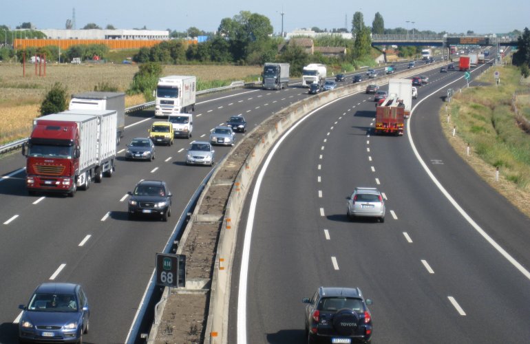 Cade cartello della superstrada e sfiora le auto article-post