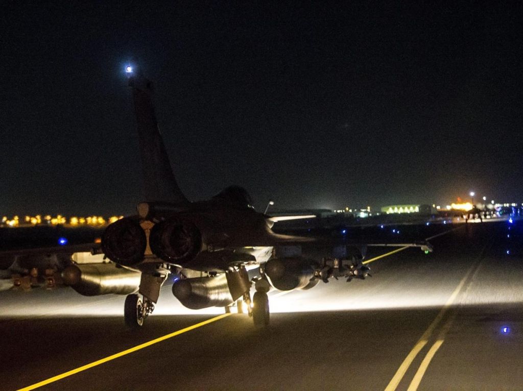 Francia, massicia reazione militare contro l’Isis a Raqqa dopo gli attentati a Parigi article-post