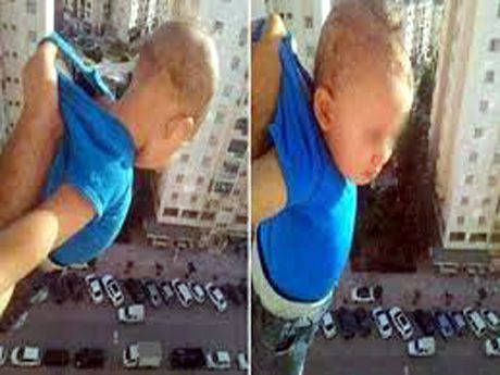 Algerino sospende bambino nel vuoto article-post