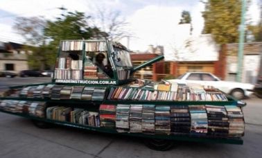 Artista argentino trasforma un vecchio carro armato in libreria per dare un messaggio di pace article-post