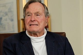 Bush senior ricoverato d’urgenza in un ospedale del Texas a causa di una crisi respiratoria article-post