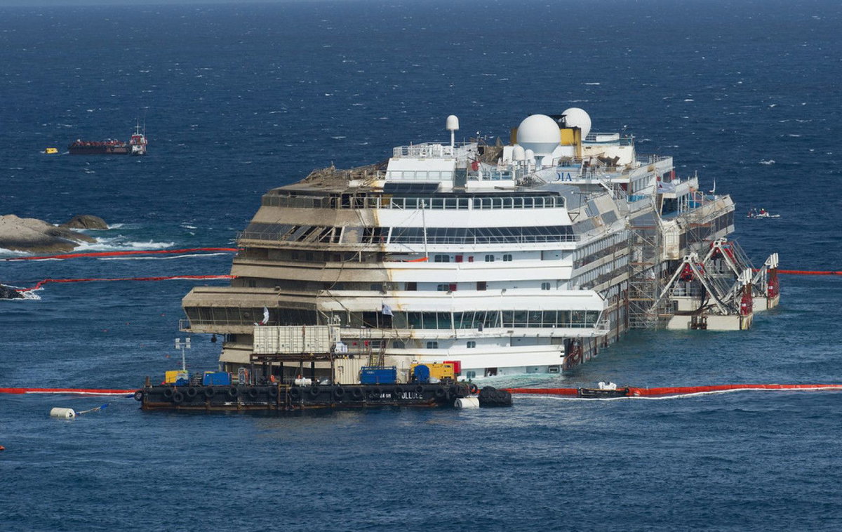 La Costa Concordia rivede la luce e torna al porto di Genova article-post