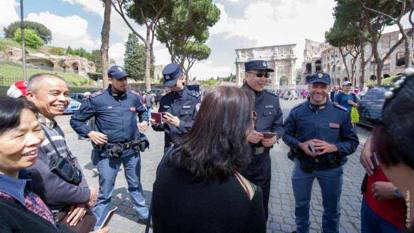 Roma, poliziotti cinesi assistono i turisti connazionali article-post