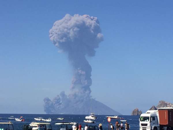 Ultim’ora Stromboli: notte di paura, Canadair in azione article-post