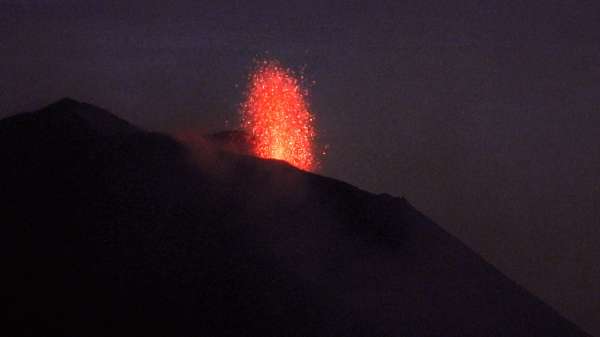 Etna in eruzione: intensa fase eruttiva di tipo stromboliano article-post